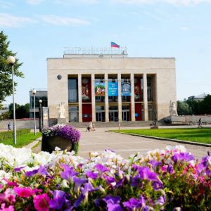 2 сентября ТЮЗ ИМ. А.А. Брянцева открывает 101-й театральный сезон показом спектакля «Близкие друзья»