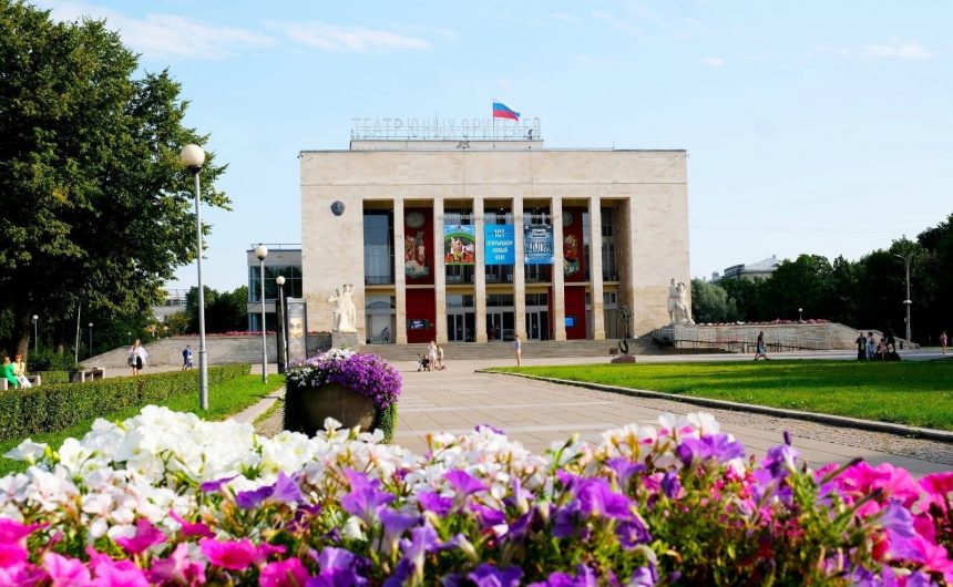 2 сентября ТЮЗ ИМ. А.А. Брянцева открывает 101-й театральный сезон показом спектакля «Близкие друзья» 2 сентября ТЮЗ ИМ. А.А. Брянцева открывает 101-й театральный сезон показом спектакля «Близкие друзья»