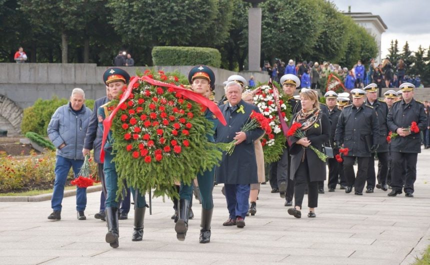 Делегация Общественной палаты Санкт-Петербурга почтила память жертв блокады Ленинграда Делегация Общественной палаты Санкт-Петербурга почтила память жертв блокады Ленинграда