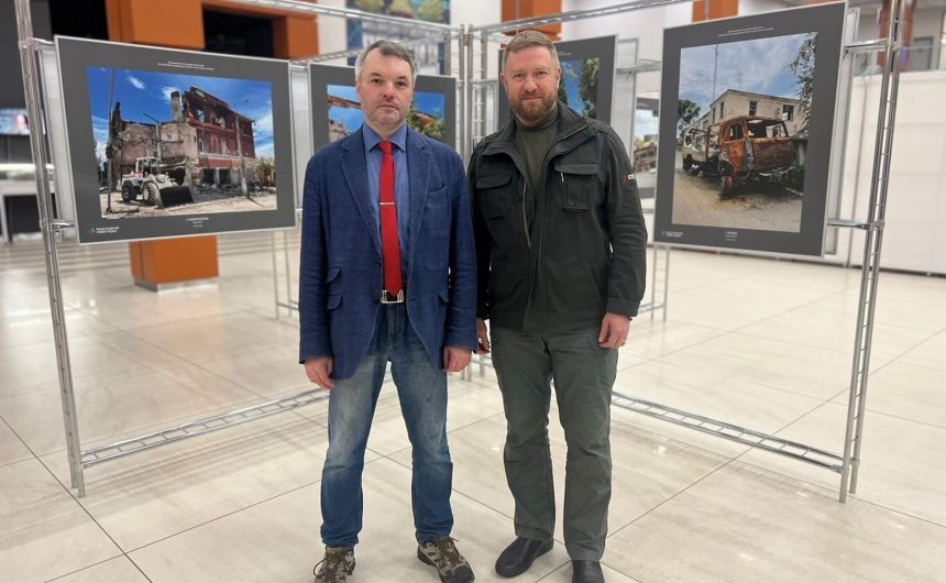 Член Общественной палаты Санкт-Петербурга Дмитрий Солонников посетил фотовыставку Александра Малькевича «Война и мир глазами очевидца»