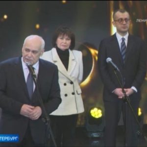 Член Общественной палаты Санкт-Петербурга, Николай Буров наградил талантливых актеров, режиссеров, художников-постановщиков в ТЮЗе им Брянцева и вручил премию «Золотой софит»