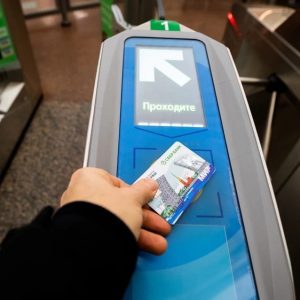 В 2023 году при оплате Единой картой петербуржца подешевеет проезд в наземном транспорте, а за школьное питание будут начислять кешбэк
