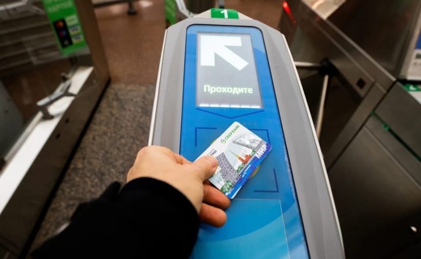 В 2023 году при оплате Единой картой петербуржца подешевеет проезд в наземном транспорте, а за школьное питание будут начислять кешбэк