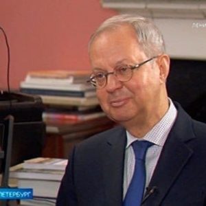В Российской национальной библиотеке открывается новый информационный центр для читателей: об этом рассказал член Общестаенной палаты Санкт-Петербурга Владимир Гронский