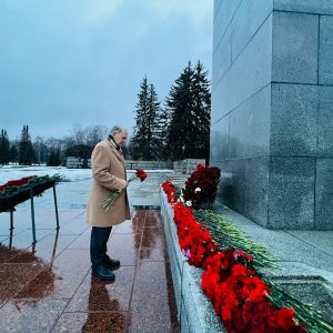 Член Общественной палаты Санкт-Петербурга Георгий Абелев возложил цветы к памятнику жертвам Великой Отечественной войны