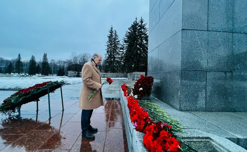 Член Общественной палаты Санкт-Петербурга Георгий Абелев возложил цветы к памятнику жертвам Великой Отечественной войны Член Общественной палаты Санкт-Петербурга Георгий Абелев возложил цветы к памятнику жертвам Великой Отечественной войны