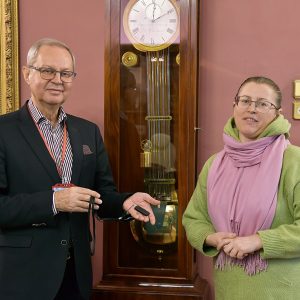 Владимиру Гронскому, члену Общественной палаты Санкт-Петербурга, генеральному директору Российской национальной библиотеки передали для электронной библиотеки РНБ комплект газеты «Аномалия»