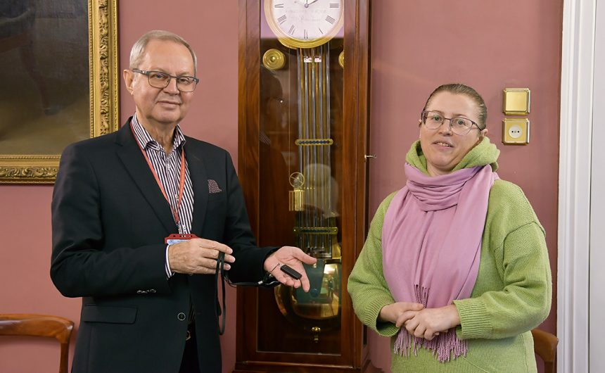 Владимиру Гронскому, члену Общественной палаты Санкт-Петербурга, генеральному директору Российской национальной библиотеки передали для электронной библиотеки РНБ комплект газеты «Аномалия» Владимиру Гронскому, члену Общественной палаты Санкт-Петербурга, генеральному директору Российской национальной библиотеки передали для электронной библиотеки РНБ комплект газеты «Аномалия»