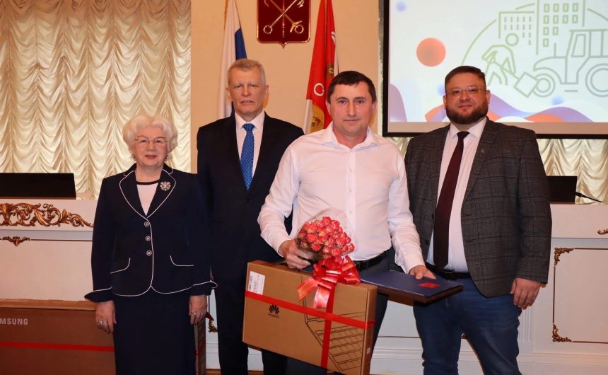 Награждены победители конкурса на лучшего тракториста и дворника Награждены победители конкурса на лучшего тракториста и дворника
