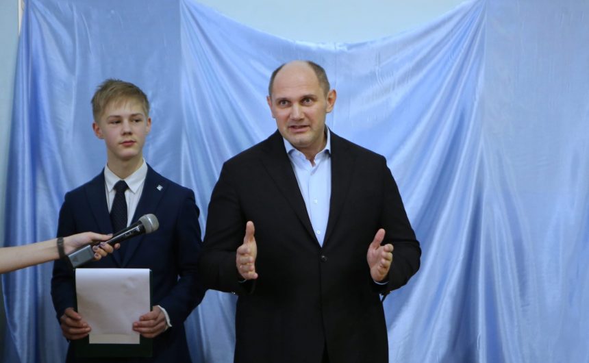 Михаил Рахлин, член Общественной палаты Санкт-Петербурга, принял участие в церемонии открытия мемориала известным выпускникам гимназии № 155 Михаил Рахлин, член Общественной палаты Санкт-Петербурга, принял участие в церемонии открытия мемориала известным выпускникам гимназии № 155