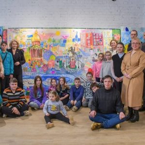 Семьи с детьми из Херсонской, Запорожской областей, ДНР и ЛНР, проживающие сегодня в нашем городе, вместе с петербургскими художниками создали масштабную картину