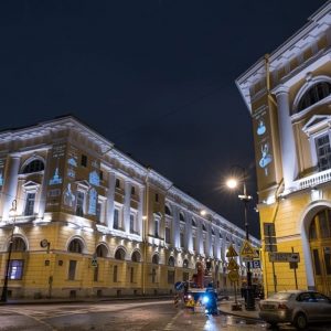 Новые световые проекции украсили фасады зданий Петербурга