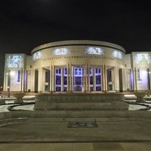 Праздничные световые открытки украсили фасады зданий к Международному женскому дню