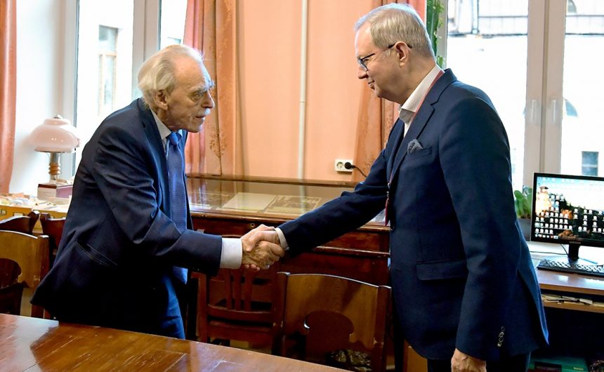 Член Общественной палаты Санкт-Петербурга Владимир Гронский, о документальном фильме «Бравый солдат Аркадий» Член Общественной палаты Санкт-Петербурга Владимир Гронский, о документальном фильме «Бравый солдат Аркадий»