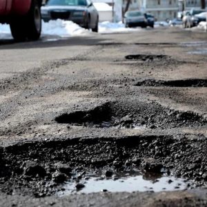 Член Общественной палаты Петербурга Валерий Солдунов рассказал, как возместить ущерб от плохих дорог
