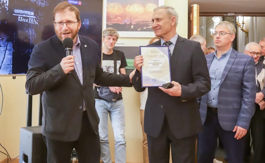 Дмитрий Шерих, член Общественной палаты Санкт-Петербурга: о первом праздновании Дома журналиста в рамках фотовыставки «Петербург на первой полосе» Дмитрий Шерих, член Общественной палаты Санкт-Петербурга: о первом праздновании Дома журналиста в рамках фотовыставки «Петербург на первой полосе»