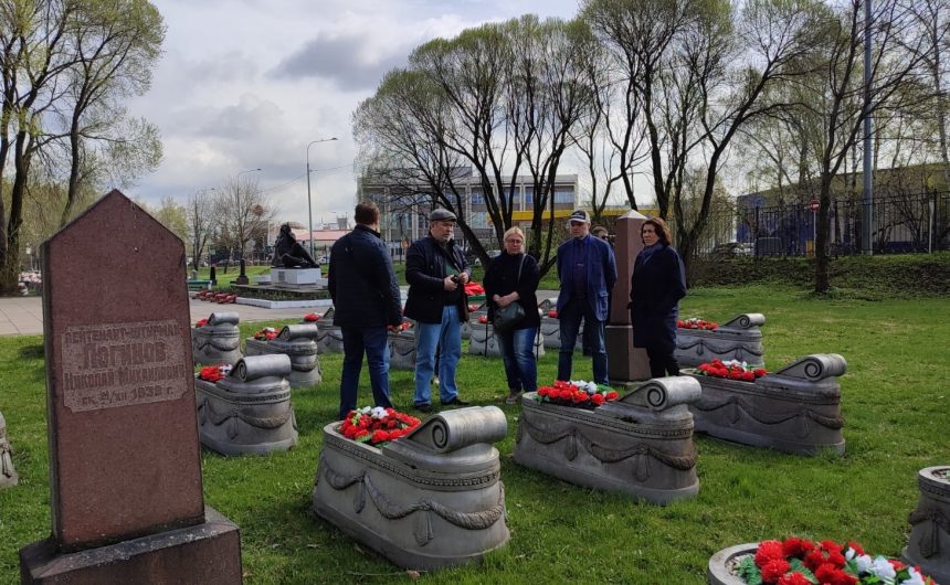Члены Общественной палаты Санкт-Петербурга приняли участие в выездной проверке состояния воинских братских захоронений на Большеохтинском и Богословском кладбищах Члены Общественной палаты Санкт-Петербурга приняли участие в выездной проверке состояния воинских братских захоронений на Большеохтинском и Богословском кладбищах