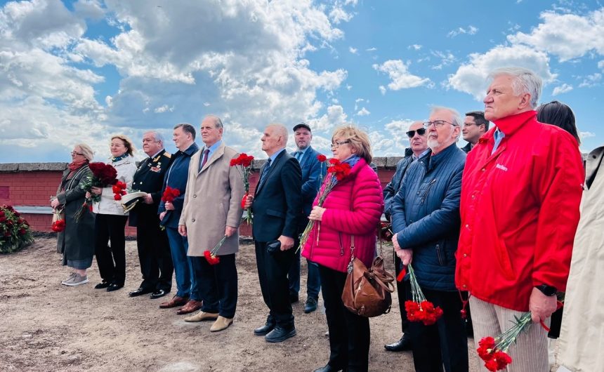 В день 320-летия города члены Общественной палаты Санкт-Петербурга возложили цветы к надгробию Петра I в Петропавловском соборе В день 320-летия города члены Общественной палаты Санкт-Петербурга возложили цветы к надгробию Петра I в Петропавловском соборе