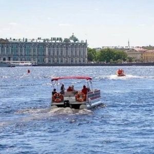 Паромную переправу-дублер через Неву открыли у Биржевого моста в Петербурге