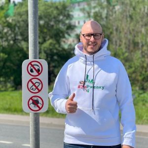 Член Экспертного совета при Общественной палате Санкт-Петербурга Святослав Данилов рассказал о том, как на трёх «зебрах» Красногвардейского района разместили специальные таблички для пешеходов, призывающие не использовать наушники, смартфоны и снимать капюшоны при переходе через дорогу