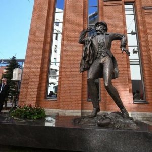 Памятник Всеволоду Мейерхольду открылся в Петербурге во дворе Новой сцены Александринского театра