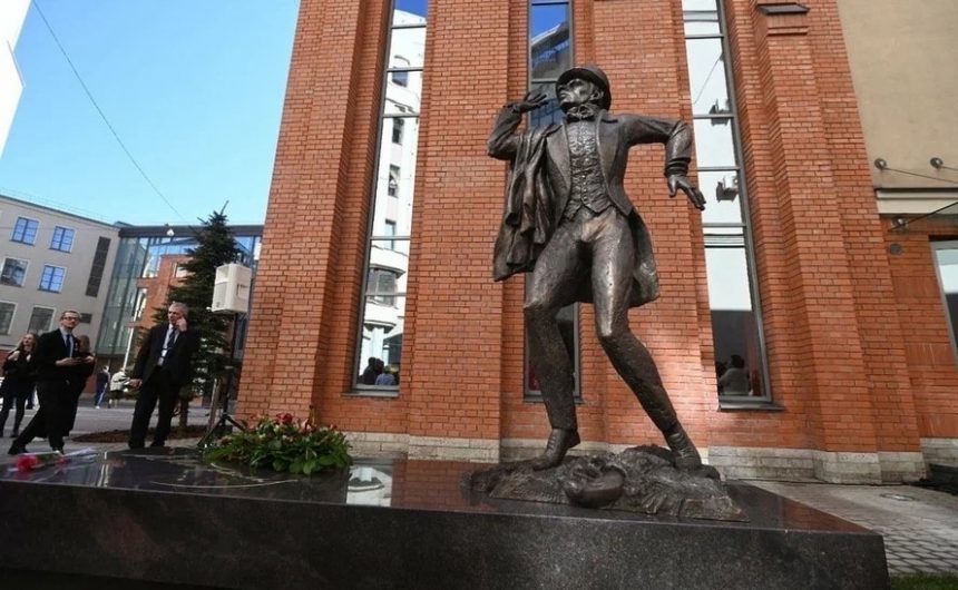 Памятник Всеволоду Мейерхольду открылся в Петербурге во дворе Новой сцены Александринского театра Памятник Всеволоду Мейерхольду открылся в Петербурге во дворе Новой сцены Александринского театра