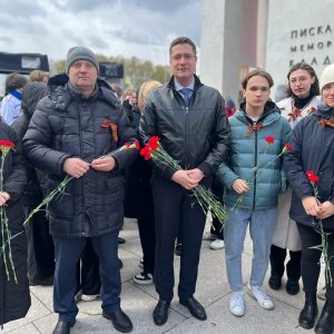 Член Общественной палаты Санкт-Петербурга Глеб Кондратьев принял участие в церемонии возложения цветов на Пискаревском мемориальном кладбище