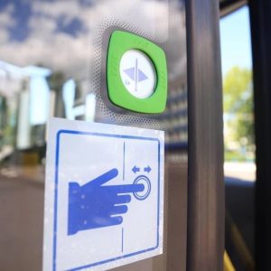 С завтрашнего дня в 398 автобусах ГУП «Пассажиравтотранс» заработает система адресного открывания дверей