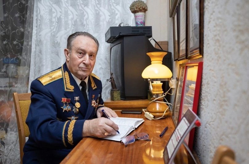 Член Общественной палаты Санкт-Петербурга, председатель Совета Санкт-Петербургской общественной организации ветеранов (пенсионеров, инвалидов) войны, труда, Вооруженных сил и правоохранительных органов Василий Волобуев заявил, все точки расставил президент – мятеж и измена ЧВК «Вагнер» уже данность. Член Общественной палаты Санкт-Петербурга, председатель Совета Санкт-Петербургской общественной организации ветеранов (пенсионеров, инвалидов) войны, труда, Вооруженных сил и правоохранительных органов Василий Волобуев заявил, все точки расставил президент – мятеж и измена ЧВК «Вагнер» уже данность.