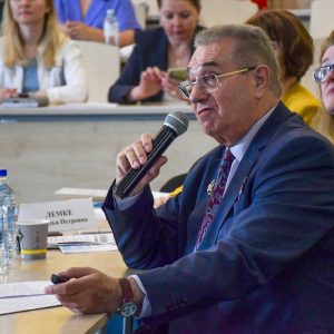 Члены Общественной палаты Санкт-Петербурга Валерия Соколова и Валерий Асикритов выступили модераторами круглого стола