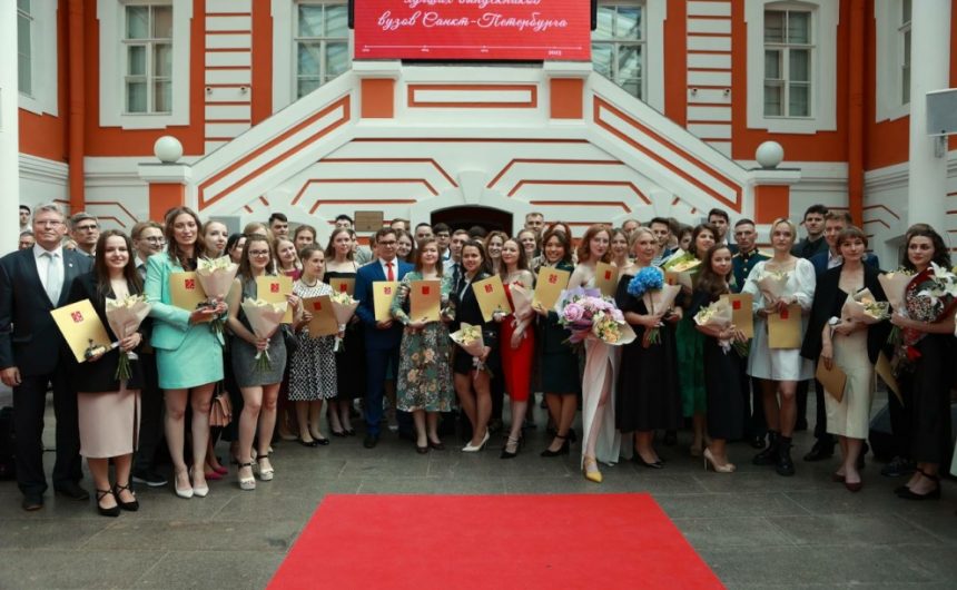 Член Общественной палаты Санкт-Петербурга Алексей Демидов принял участие в церемонии чествования лучших студентов