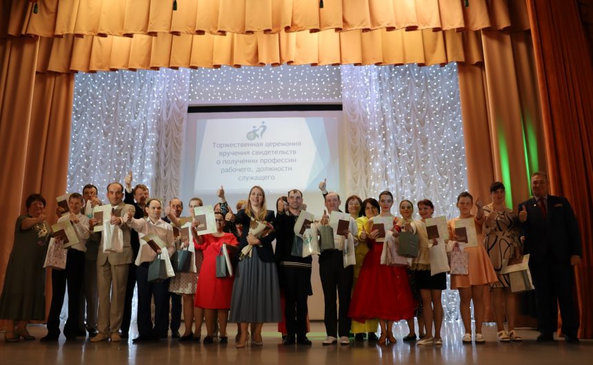 Валерий Асикритов, член Общественной палаты Санкт-Петербурга, поздравил выпускников с окончанием профессионального обучения