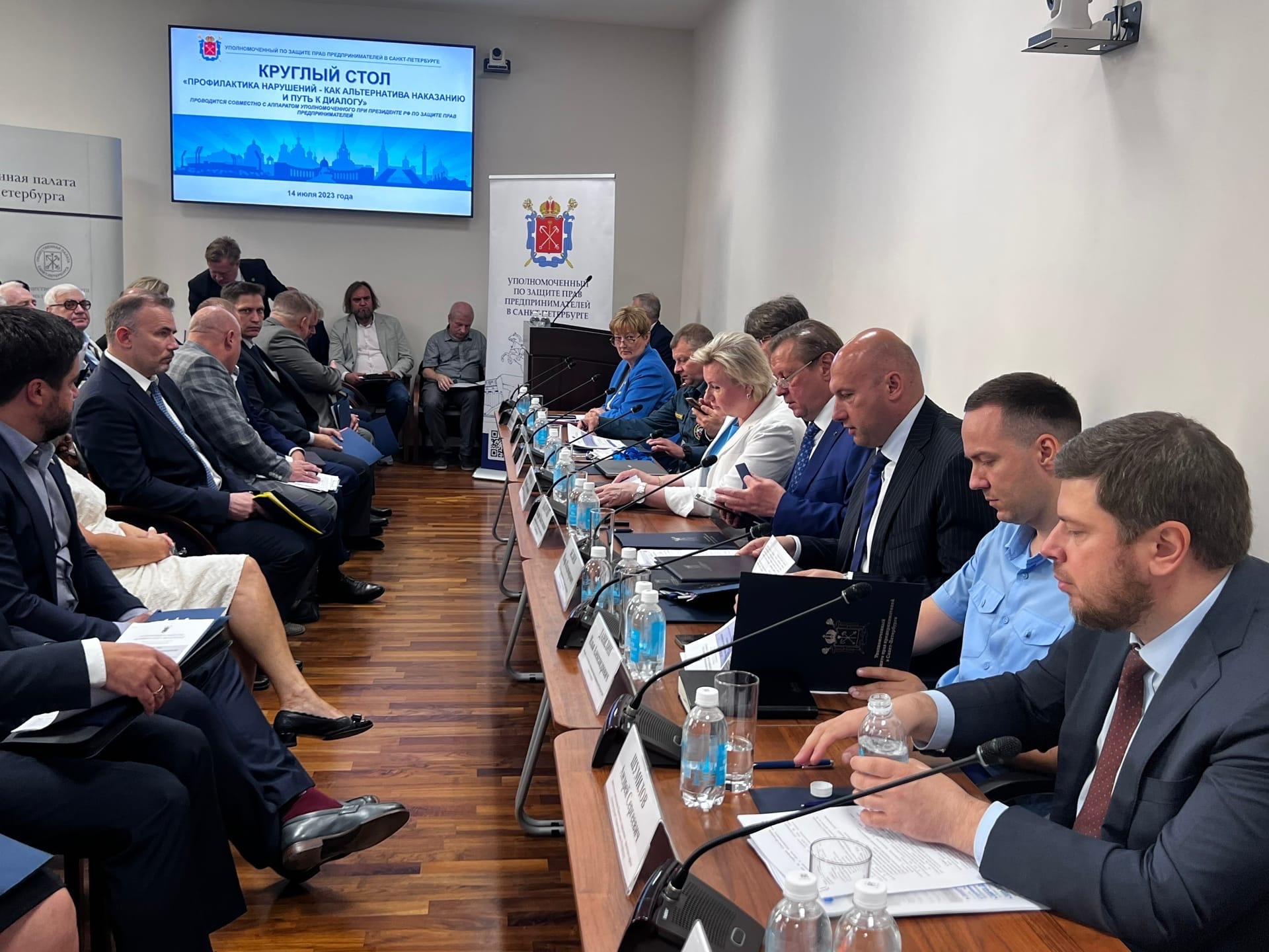 В круглом столе примет участие. Круглый стол адвокаты. Круглый стол госдума. В круглом столе примет участие. Депутаты копейск суд.