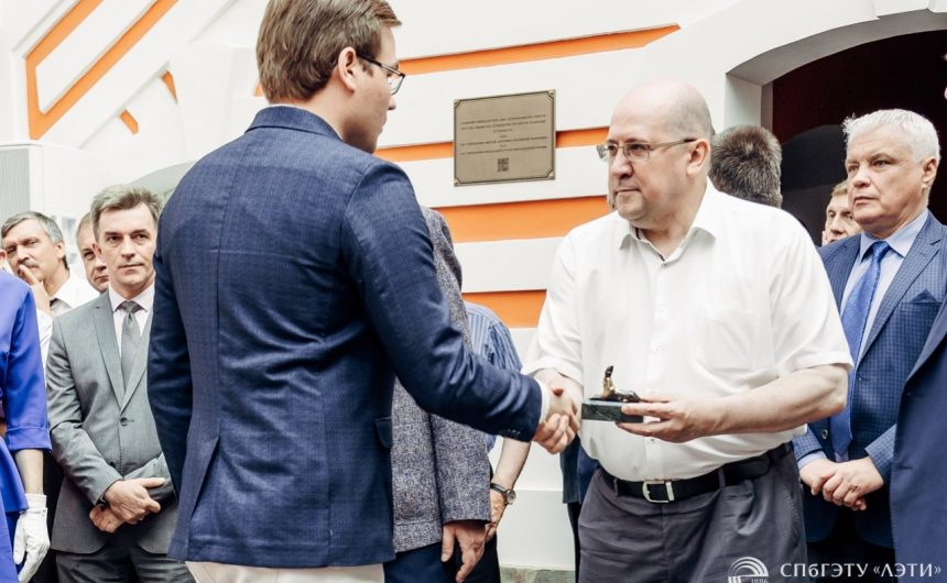 Член Общественной палаты Санкт-Петербурга Алексей Демидов принял участие в торжественном награждении лучших выпускников