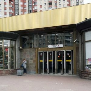 С сегодняшнего дня вход на станцию метро «Звёздная» ограничат