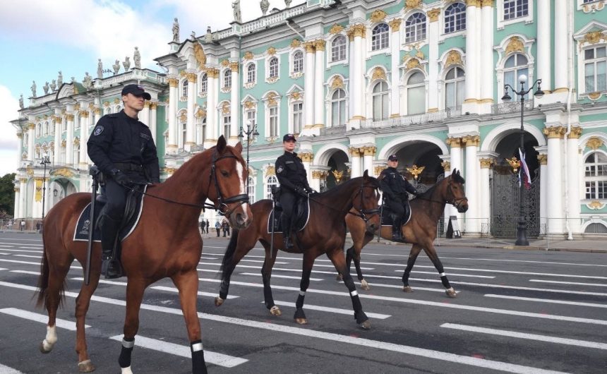Улицы Петербурга снова патрулирует конная полиция Улицы Петербурга снова патрулирует конная полиция