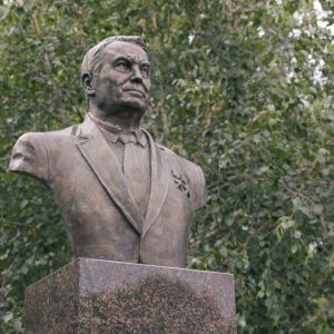 Бюст Игоря Спасского открыт на аллее Героев парка Победы