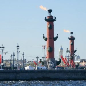 В честь Дня Военно-Морского Флота будут зажжены факелы Ростральных колонн