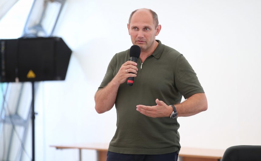 Член Общественной палаты Санкт-Петербурга, президент Федерации дзюдо Санкт-Петербурга Михаил Рахлин встретился со школьниками из Мариуполя