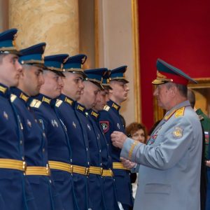 В День российской гвардии в Эрмитаже наградили выпускников военных училищ