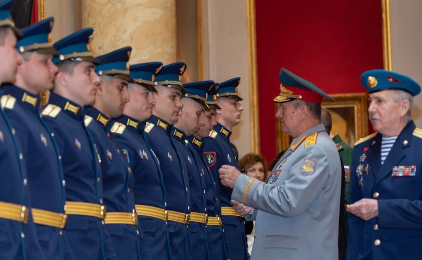 В День российской гвардии в Эрмитаже наградили выпускников военных училищ В День российской гвардии в Эрмитаже наградили выпускников военных училищ
