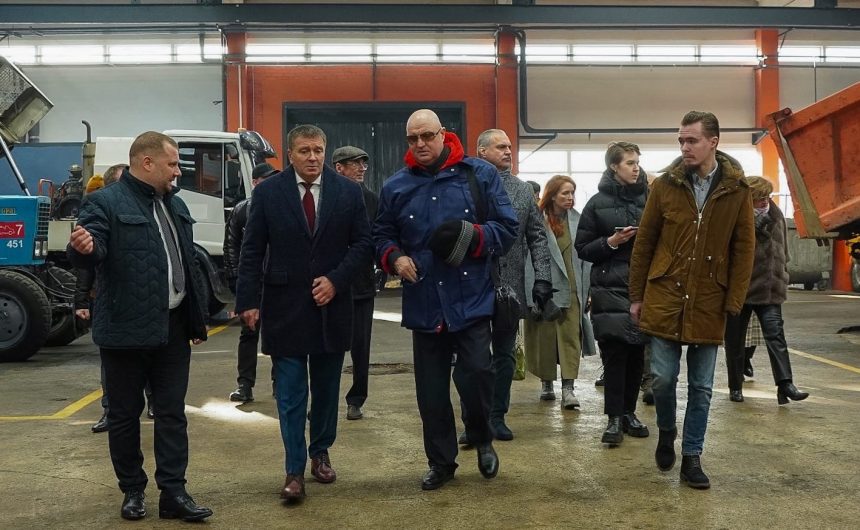 Члены Общественной палаты Санкт-Петербурга осмотрели технику для уборки городских дорог Члены Общественной палаты Санкт-Петербурга осмотрели технику для уборки городских дорог