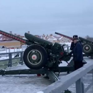 Георгий Вилинбахов произвел торжественный залп из пушки Петропавловской крепости в честь 30-летия герба России