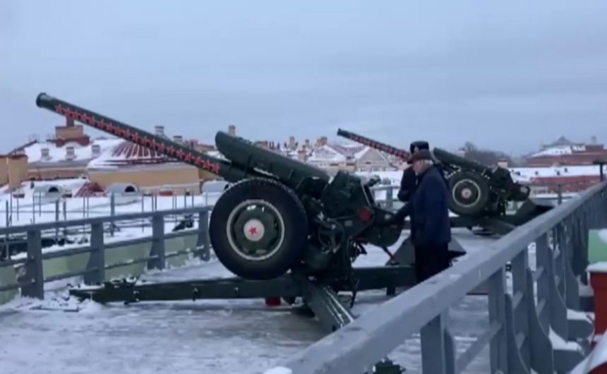 Георгий Вилинбахов произвел торжественный залп из пушки Петропавловской крепости в честь 30-летия герба России Георгий Вилинбахов произвел торжественный залп из пушки Петропавловской крепости в честь 30-летия герба России