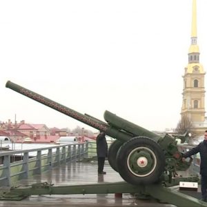 Дмитрий Ченцов выстрелил из пушки в Петропавловской крепости в честь юбилея городской поликлиники №40