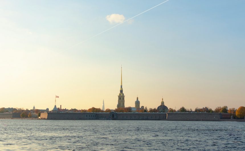 Георгий Вилинбахов дал залп из пушки в Петропавловской крепости Георгий Вилинбахов дал залп из пушки в Петропавловской крепости
