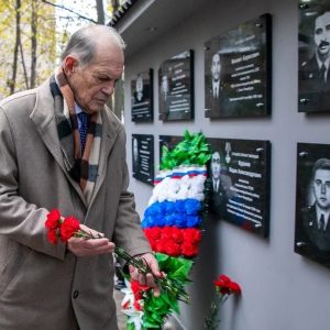 Члены Общественной палаты Санкт-Петербурга почтили память погибших при исполнении служебного долга сотрудников УМВД