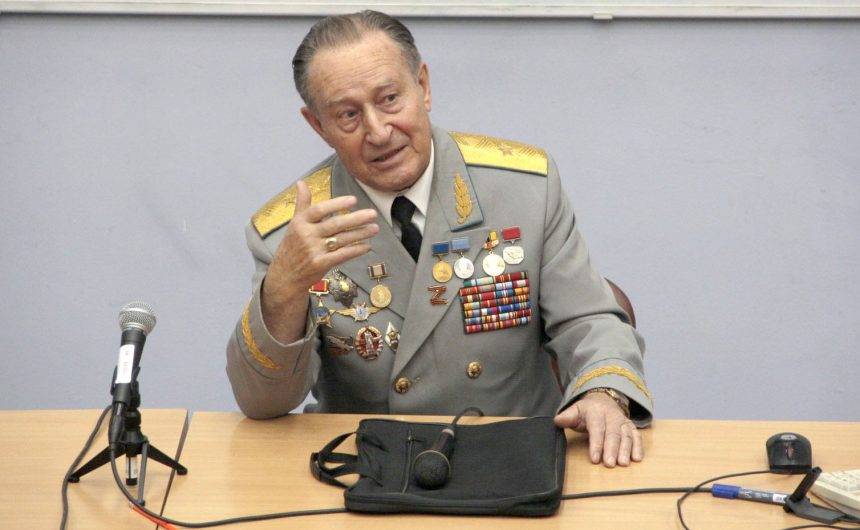 Василий Волобуев рассказал юным петербуржцам об ответственности военных летчиков и патриотизме Василий Волобуев рассказал юным петербуржцам об ответственности военных летчиков и патриотизме