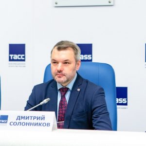 Дмитрий Солонников напомнил о закрепленных в Конституции важных положениях
