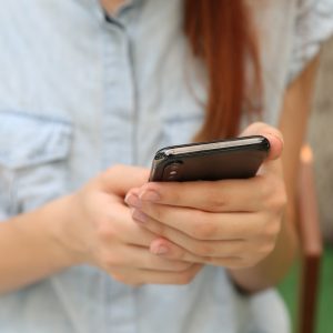 Константин Тхостов оценил нововведение о запрете мобильных телефонов в школах